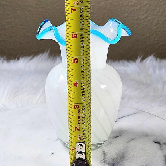Vintage Hand Blown Art Glass Optic Swirl Vase With Blue Ruffled Rim Vintage 6" - Picture 5 of 6